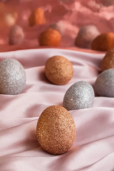 Zlatá Stříbrná Velikonoční Vajíčka Růžovém Korálovém Pozadí — Stock fotografie
