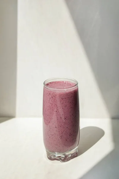 Blueberry Pacific Pink Smoothie Transparent Glass Light Background Long Shadows — Stok fotoğraf