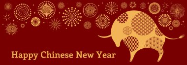 2021 Çin Yeni Yıl vektör illüstrasyonunda öküz silueti, havai fişekler, kırmızı arka planda tipografi. Düz stil tasarım. Tatil kartı konsepti