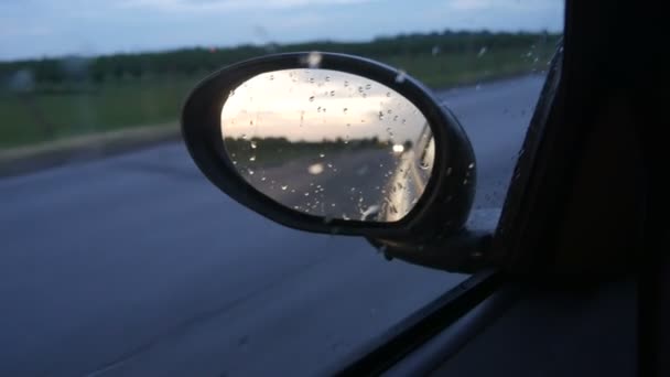 Araba Hareket Etmesini Akşam Görüntüleri Yan Ayna Arka Görünüm — Stok video