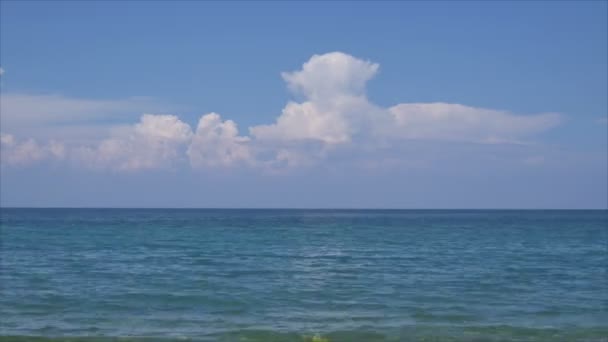 Θάλασσα Κύματα Και Ουρανός Σύννεφα Πλάνα Λήξη Χρόνου — Αρχείο Βίντεο