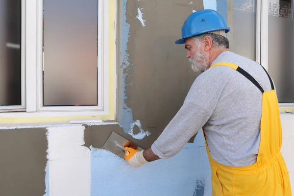 Trabajador Esparciendo Mortero Sobre Aislamiento Pared Espuma Poliestireno Malla Con — Foto de Stock