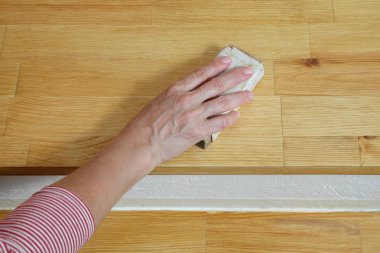 Tahta merdivenleri kullanmak, kum kağıt, el closeup zımpara işçi