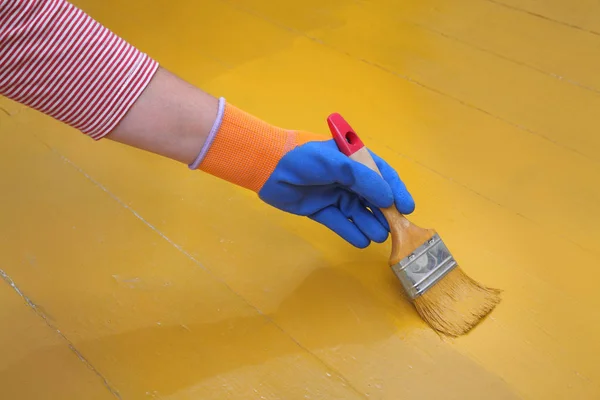 Pintura Piso Madeira Mão Dos Trabalhadores Escova — Fotografia de Stock