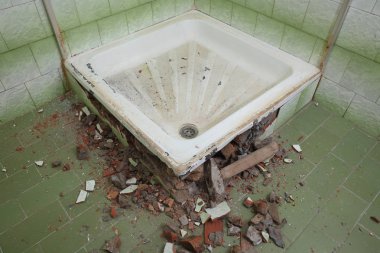 Ev yenileme, eski küvet ve banyo fayans yıkan