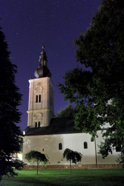 Bodjani, Sırbistan-28 Ağustos 2016, Meryem Ana, Bodjani, Voyvodina, Sırbistan kutsal tanıtımı Manastırı 15.yüzyılda yeniden 16 ve 18. yüzyıl, gece fotoğraf gökyüzü yıldızlara ile inşa