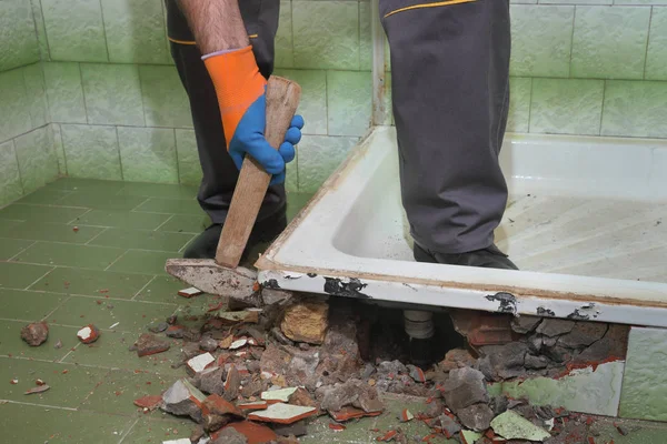 Worker Remove Demolish Old Bathtub Tiles Hammer Bathroom — Stock Photo, Image