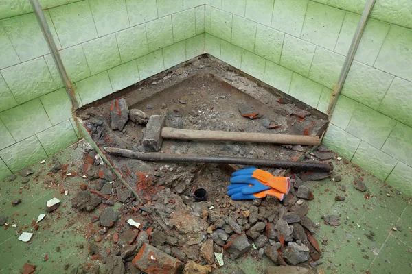家の改修 古い浴槽 浴室のタイルの解体 — ストック写真