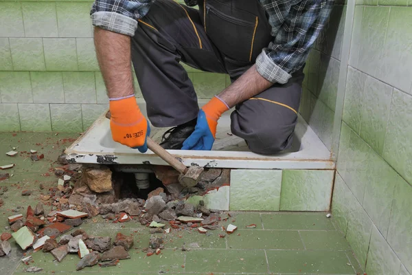 Worker Remove Demolish Old Bathtub Tiles Hammer Bathroom — Stock Photo, Image