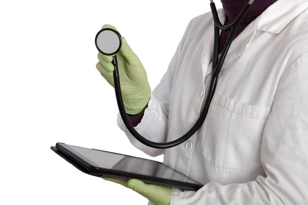Läkare Innehav Stetoskop Med Tablett Andra Hand Isolerad Vit Bakgrund — Stockfoto