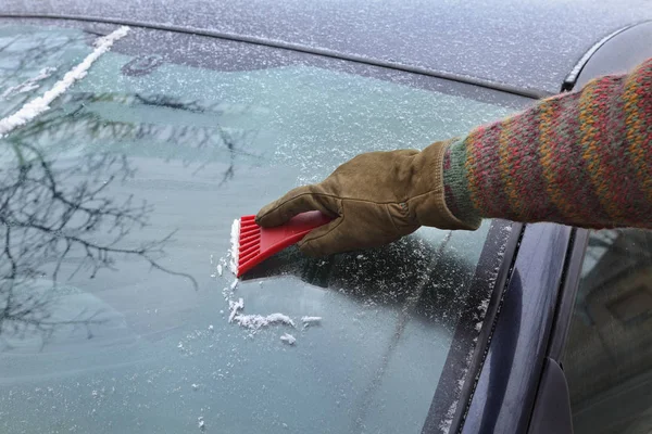 Zimowa Scena Ludzka Ręka Rękawiczce Zeskrobująca Lód Przedniej Szyby Samochodu — Zdjęcie stockowe