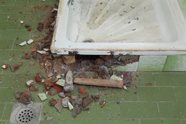 Ev yenileme, eski küvet ve banyo fayans yıkan