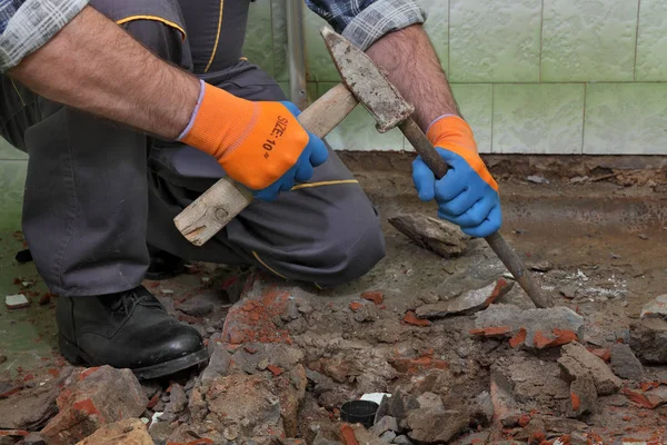 Trabalhador Remover Demolir Banheira Velha Azulejos Com Martelo Cinzel Banheiro — Fotografia de Stock