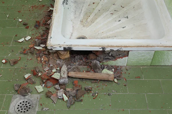 Home Renovatie Oude Bad Tegels Afbreken Badkamer — Stockfoto