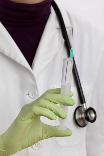 Médico Sosteniendo Jeringa Mano Con Guante Estetoscopio —  Fotos de Stock