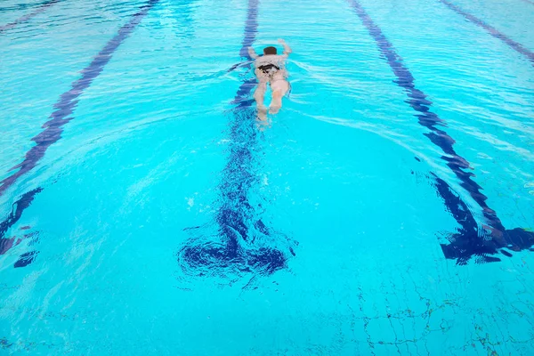 Giovane Uomo Immersioni Nuotare Piscina — Foto Stock