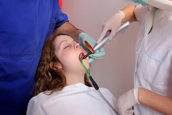 Dentista Feminina Assistente Usando Luz Cura Dental — Fotografia de Stock