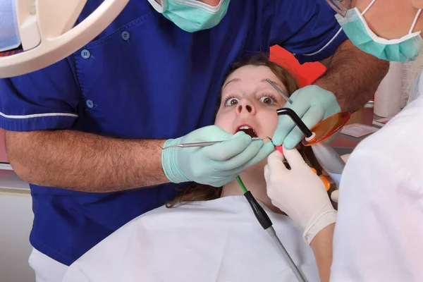 Dentista Enfermera Llenando Diente Del Paciente Paciente Pánico — Foto de Stock