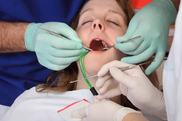 Dentista Enfermera Llenando Diente Del Paciente — Foto de Stock