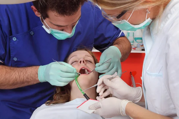 Tandläkare Och Sjuksköterska Fylla Patientens Tand — Stockfoto
