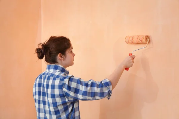 Parede Pintura Trabalhador Feminino Laranja Com Rolo Pintura — Fotografia de Stock