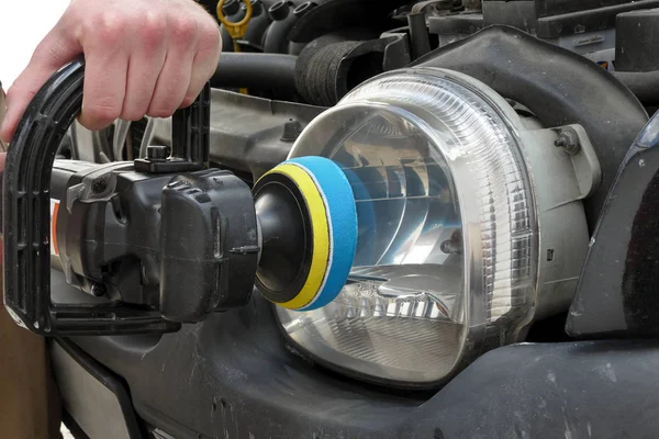 Επισκευή Των Σύγχρονων Αυτοκινήτων Προβολέας Closeup Του Φωτός Εργαζόμενος Χέρι — Φωτογραφία Αρχείου