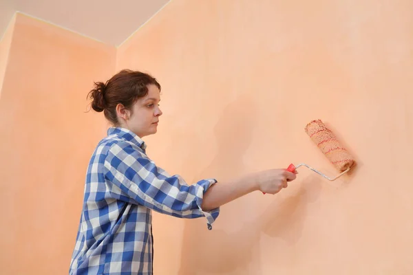 Trabajadora Pintando Pared Naranja Con Rodillo Pintura — Foto de Stock