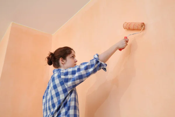 Lavoratrice Pittura Parete Arancio Con Rullo Vernice Immagine Stock