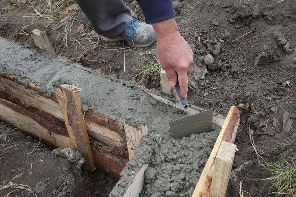 Arbeiter Spachtelt Beton Schalung Für Mauerfundament Mit Spachtel Echte Arbeiter — Stockfoto