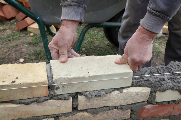 Muratore Che Muro Con Malta Mattoni Primo Piano Delle Mani — Foto Stock