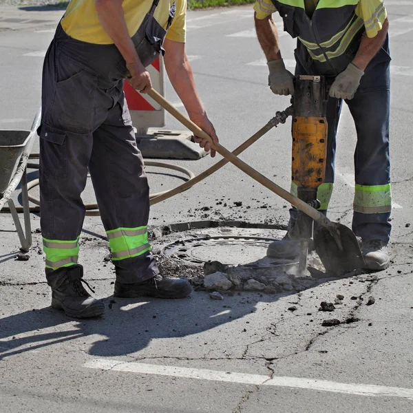 Arbeiter Auf Baustelle Reißt Asphalt Mit Presslufthammer — Stockfoto