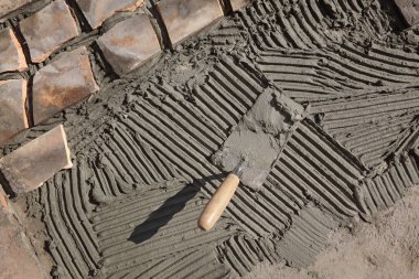 Eski fayans, geri dönüşüm, harç ve fayans yapıştırıcı mala aracı ile adet teras veya kullanarak kaldırım döşeme yapma