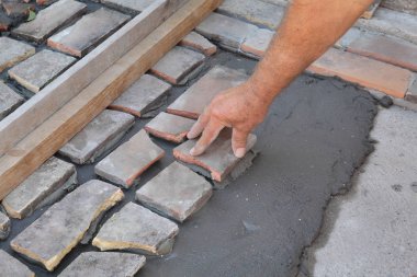 Geri dönüşüm eski fayans, Teras veya yapım, parça yerleştirerek kiremit parçaları harç ve fayans yapıştırıcı, işçi el kullanarak kaldırım