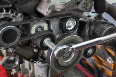 PK kemer, makaralar ve ratchet aracıyla hizmet sonra modern araba motoru, alternatör