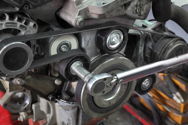 Belt Pulleys Alternator Modern Car Engine Servicing Ratchet Tool — Stock Photo, Image