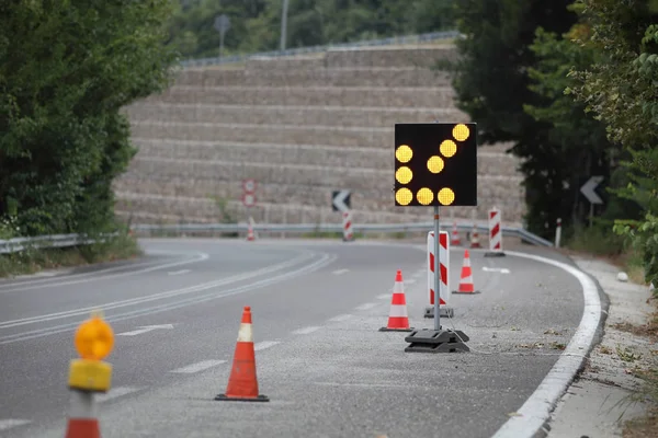 Trabajos Viales Semáforos Flechas Señales Tráfico Una Carretera Grecia Desde —  Fotos de Stock