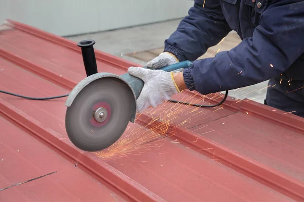 切削热绝缘的镀锌瓦楞的夹芯屋面板 工人手和角度磨床工具 — 图库照片