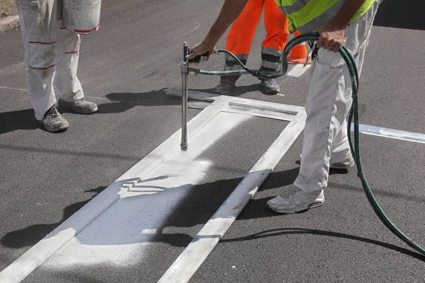 Arbeiter Besprüht Fußgängerüberweg Einer Straße — Stockfoto