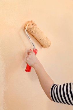 Alt resim duvar boya silindiri, closeup el ile turuncu