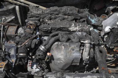 Yangın kaza sonra yanmış ve hasarlı araç motoru