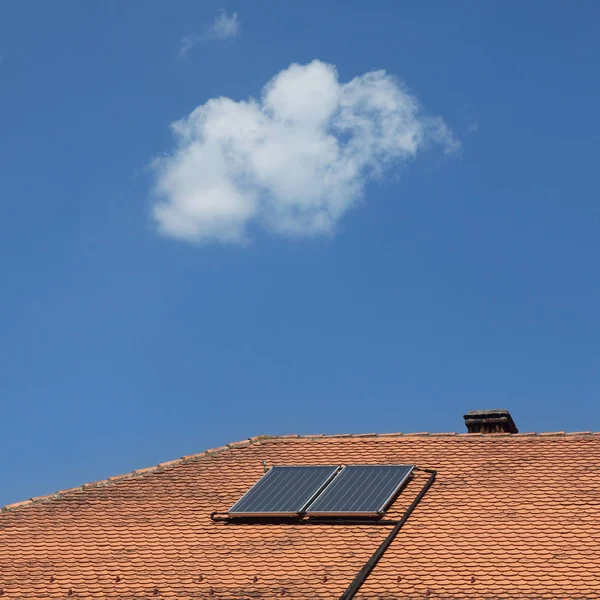 Zonnepanelen Rode Tegels Dak Van Oude Huis Water Verwarming Met — Stockfoto