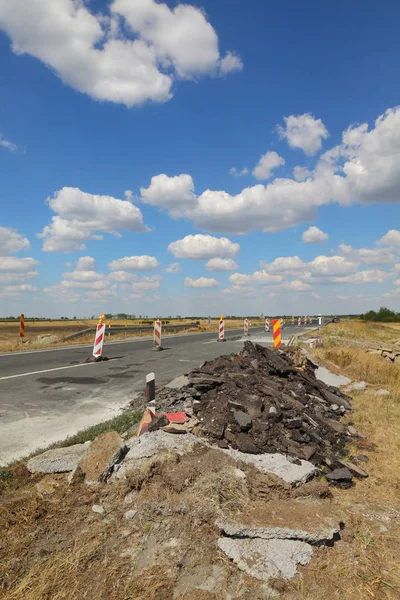 Strada Asfaltata Danneggiata Piccolo Ponte Ricostruzione Con Cielo Blu Nuvole — Foto Stock