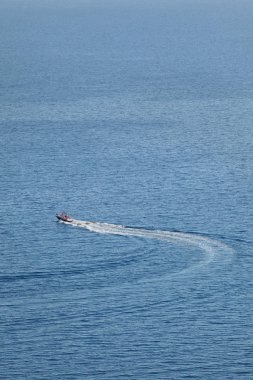  Şişme donutboats bir sürat teknesi tarafından varlık makara ateş yüksek mesafeden ve yukarıdan, Platamonas veya Platamon Yunanistan, Olimpiyat bölge yakınında