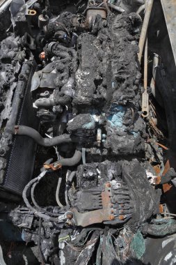 Yangın kaza sonra yanmış ve hasarlı araç motoru