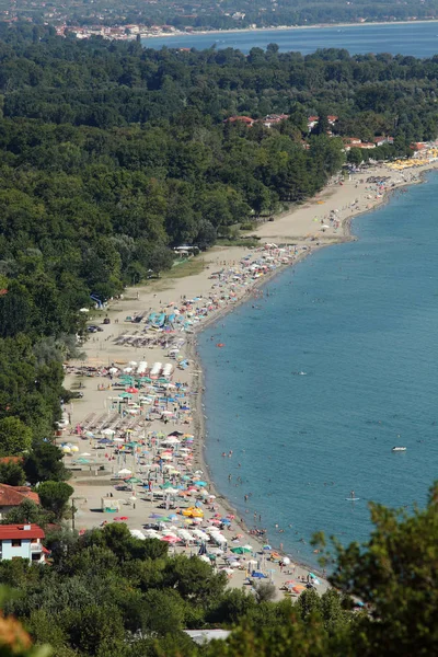 Panteleimon Grecia Luglio 2016 Spiaggia Con Ombrelloni Persone Paralia Panteleimonas — Foto Stock
