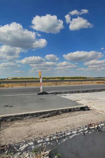 Lavori Stradali Cartelli Stradali Autostrada Ricostruzione Con Cielo Azzurro Nuvole — Foto Stock