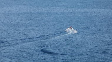  Şişme donutboats bir sürat teknesi tarafından varlık makara ateş yüksek mesafeden ve yukarıdan, Yunanistan