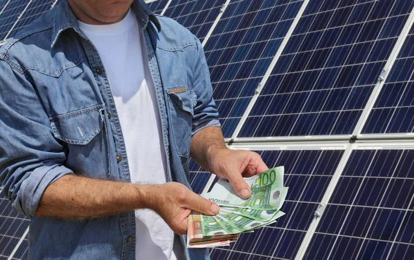 Ingegnere Detentore Banconote Euro Con Pannelli Solari Fotovoltaici Sullo Sfondo — Foto Stock