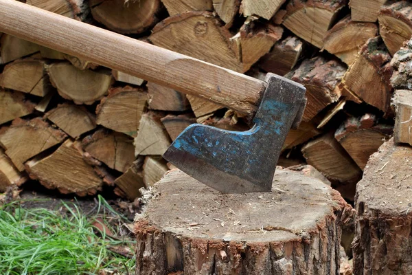 Firewood Chopping Using Axe Logs Splitting Tool — Stock Photo, Image