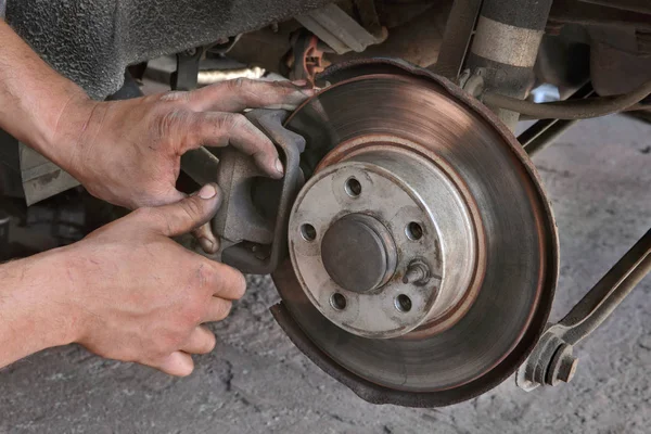 Mechanic Servicing Disc Brakes Car — Stock Photo, Image